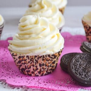https://bakesbychichi.com/vanilla-oreo-cupcake/