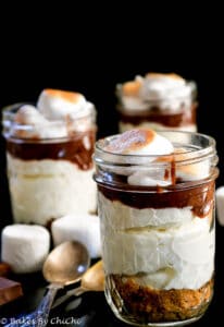 Incredibly delicious no bake s’mores cheesecake made with layers of crushed digestive biscuits, creamy no bake marshmallow cheesecake, chocolate ganache and toasted marshmallows. It is absolutely amazing.