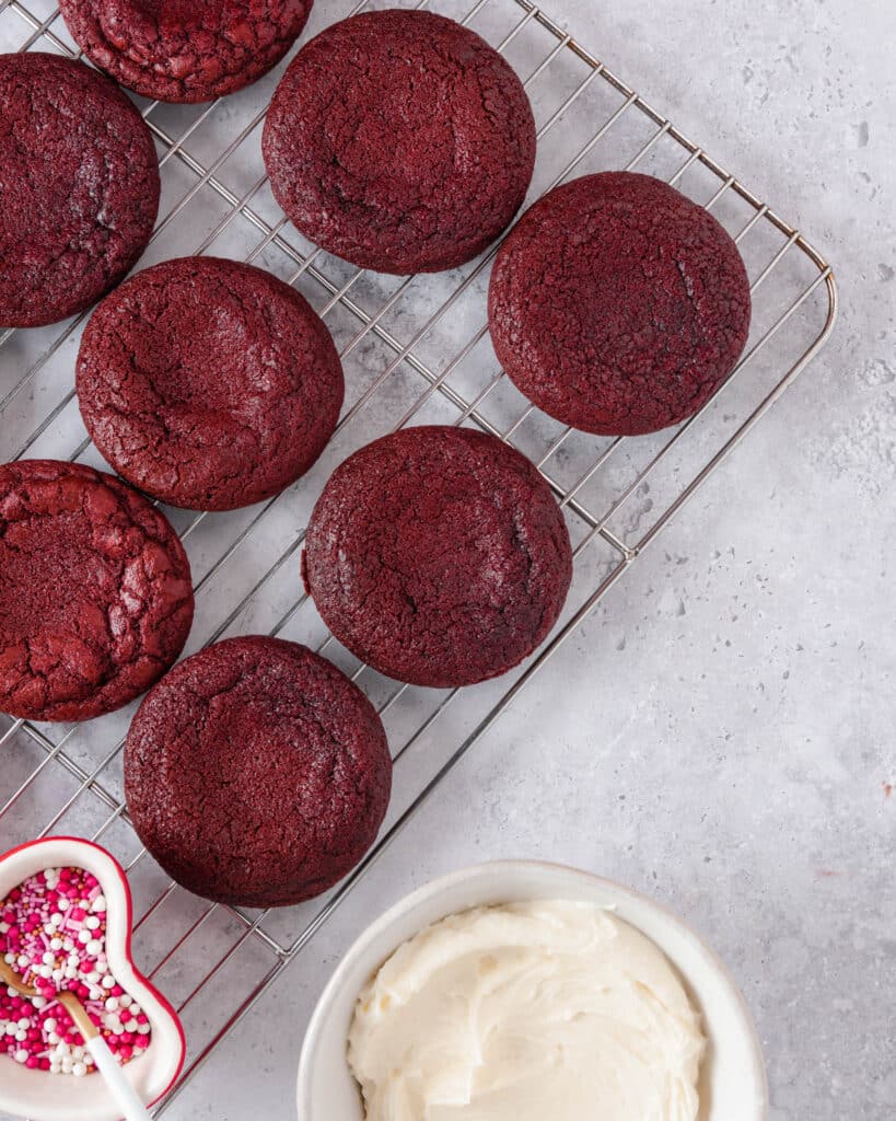 Red Red Velvet Cookies with Cream FrostingVelvet Cookies with Cream Frosting